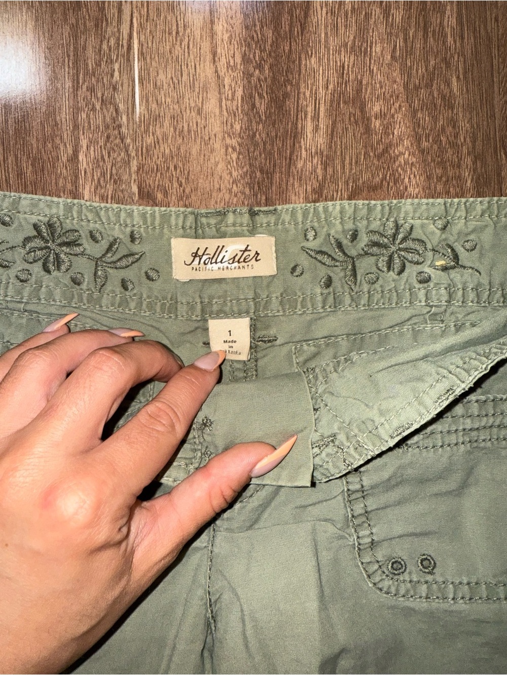 Hollister Olive Cargo Shorts with Embroidered Waistband size 1 - Picture 3 of 3